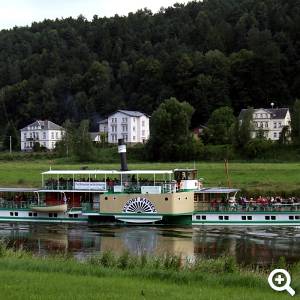 Schaufelraddampfer auf der Elbe